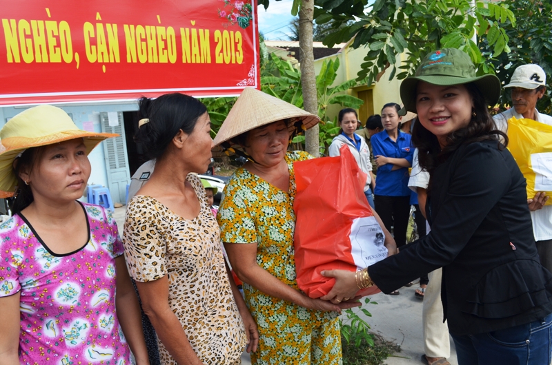  Đồng chí Trương Hồng Trang - Ủy viên Ban Chấp hành Trung ương Đoàn, Bí Thư Tỉnh Đoàn trao tặng quà Tết cho bà con nghèo trong tỉnh